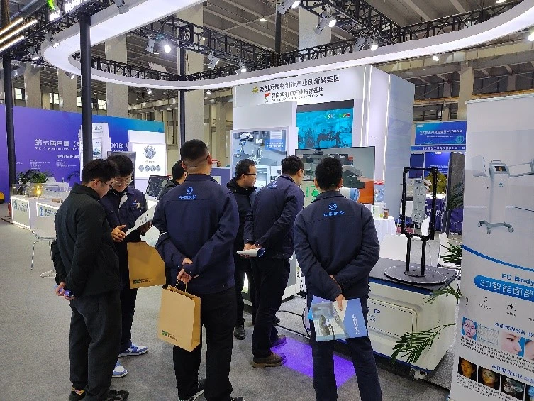 成都国际3D打印展新拓三维展位参观人群络绎不绝