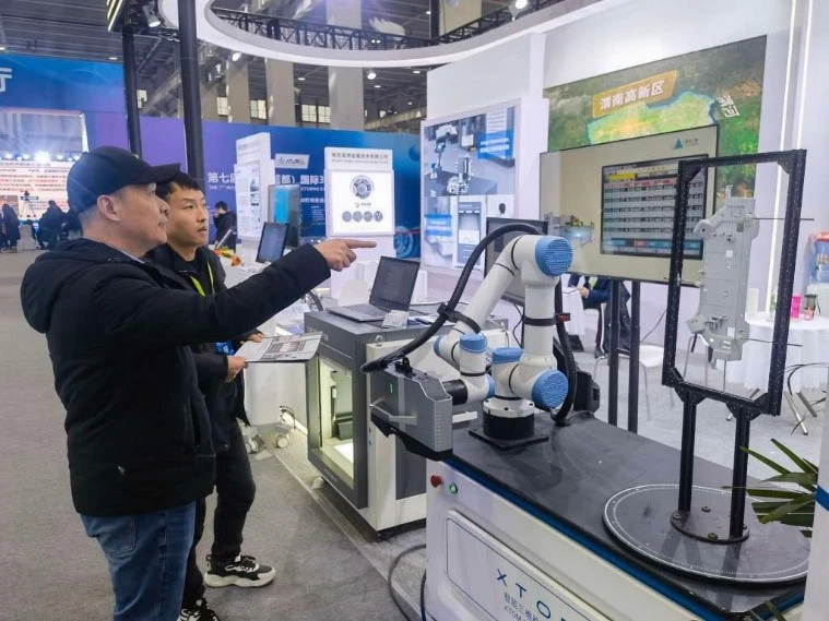 成都国际3D打印展新拓三维展位参观人群络绎不绝