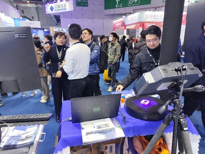 新拓三维XTOM-MATRIX蓝光三维扫描仪器在展会现场演示图