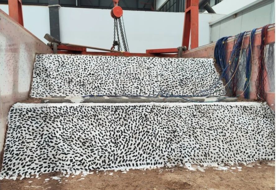 滑坡防治格构锚固模型表面制作黑白相间散斑图案 滑坡防治格构锚固模型表面制作黑白相间散斑图案