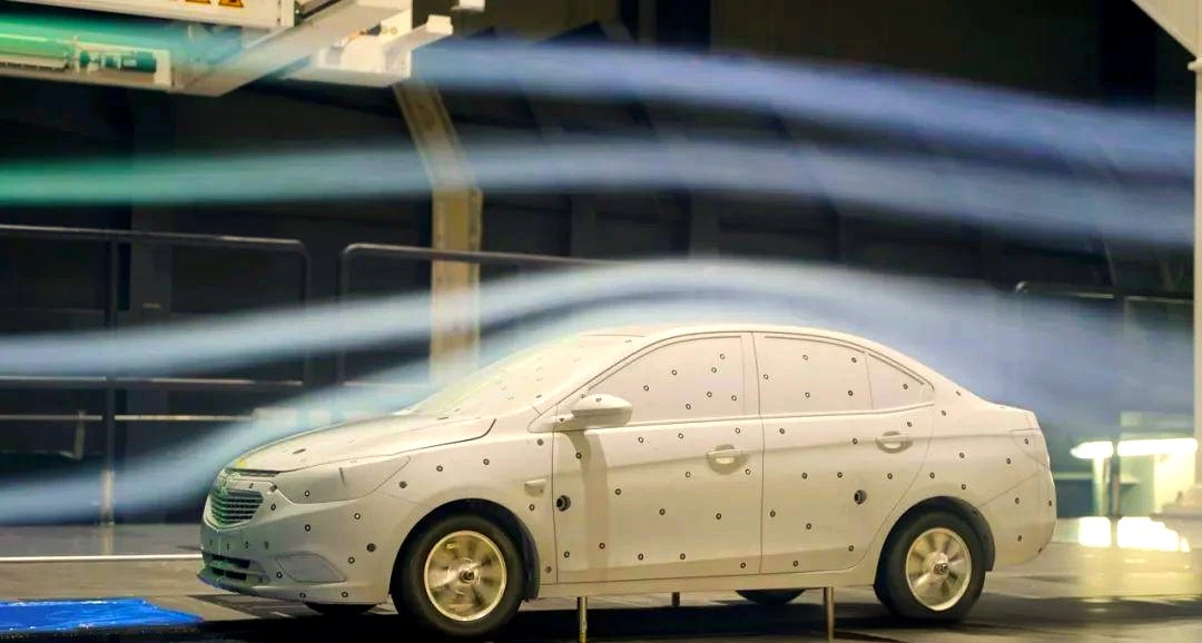 汽车风洞试验场景图