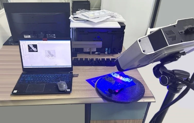 新拓三维XTOM拍照式蓝光三维扫描仪用于车灯结构件3D尺寸测量