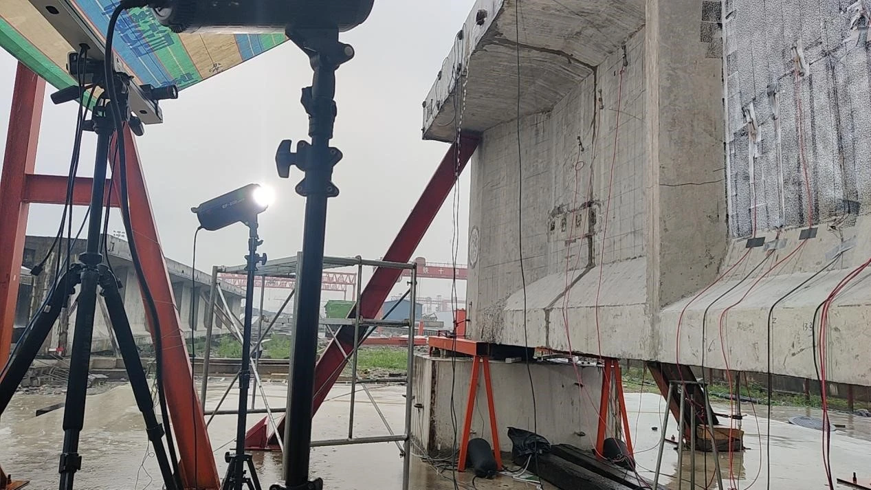 数字图像相关DIC技术用于道桥箱梁四点弯曲加载全场应变与裂纹演化分析