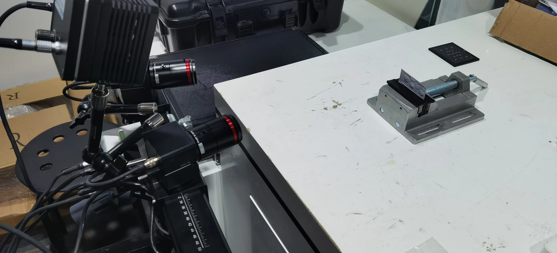 新拓三维DIC三维应变测量系统用于PCB电路板柔性材料折弯变形测量