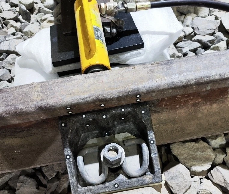 DIC技术分析火车高速过弯动载下铁轨及固定装置三维动态位移测量