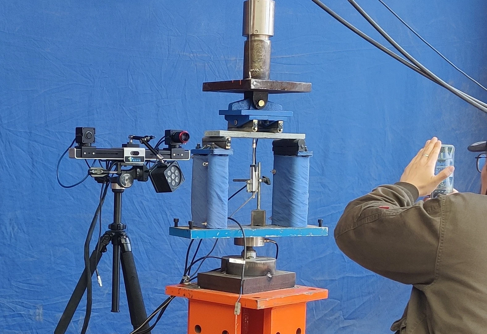 dic三维应变测量系统用于混凝土四点弯曲加载变形与裂纹监测