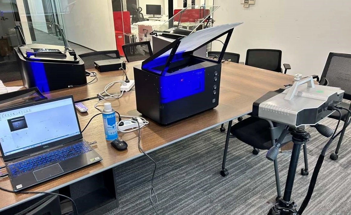 新拓三维XTOM蓝光三维扫描仪用于汽车玻璃曲面3D扫描点云数据采集