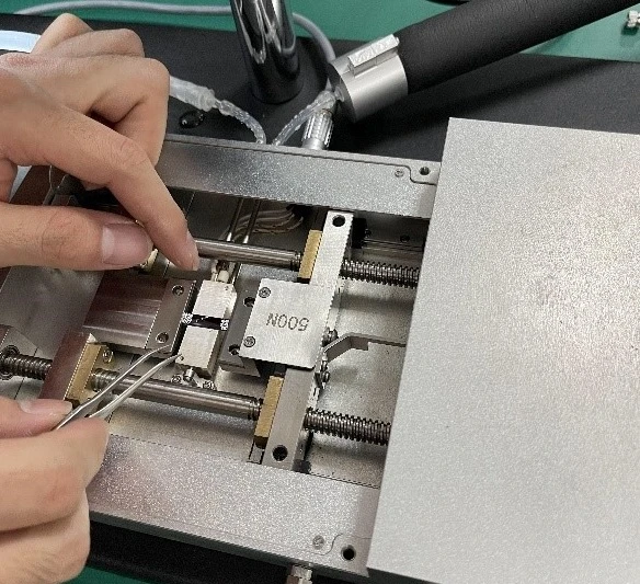 In-situ heating/cooling tensile stage