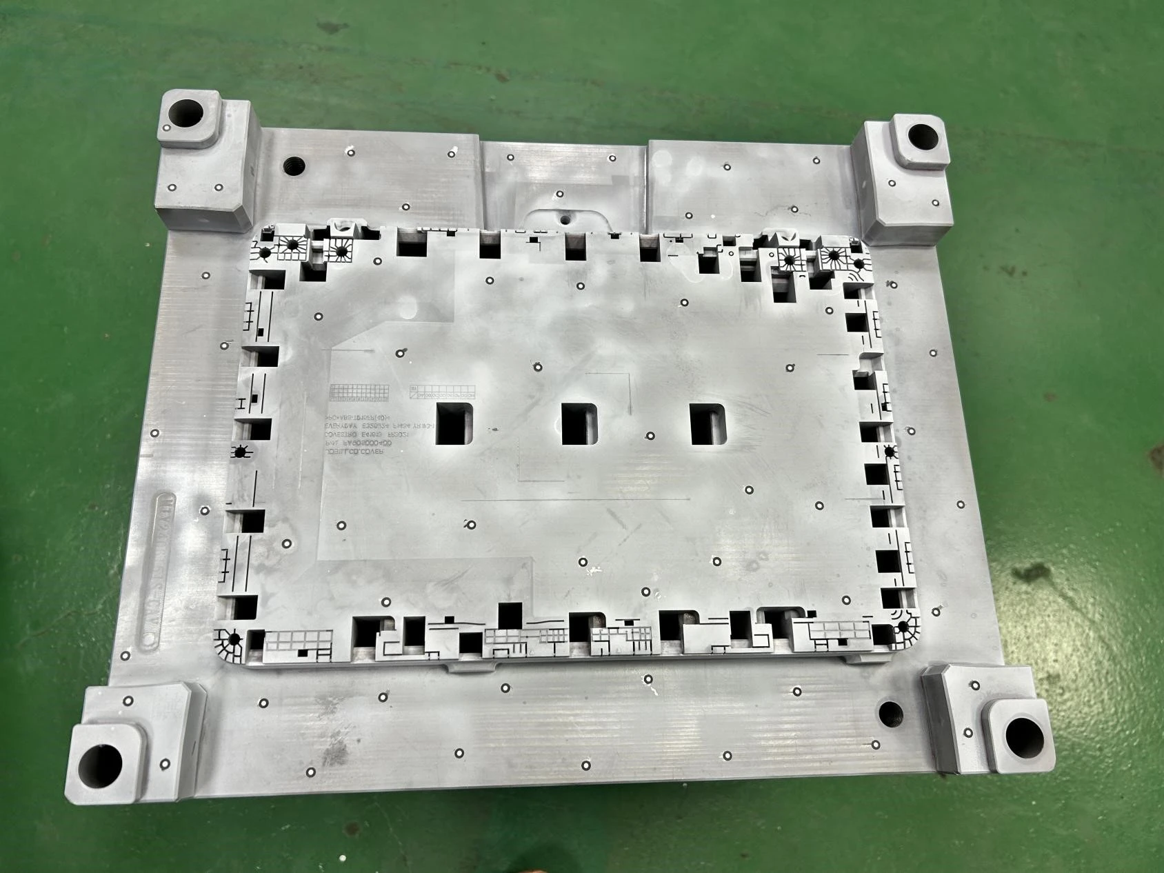 笔记本电脑背板模具试样